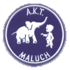 Niebieska plakietka w kształcie koła. Wewnątrz znajdują się białe sylwetki słonia (po lewej) i chłopca (po prawej). Nad postaciami znajduje się napis "A. K. T.", a pod nimi napis "MALUCH".